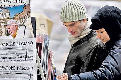 La avidez por informarse sobre la salud del Papa: en Roma, una pareja lee la tapa del diario del Vaticano