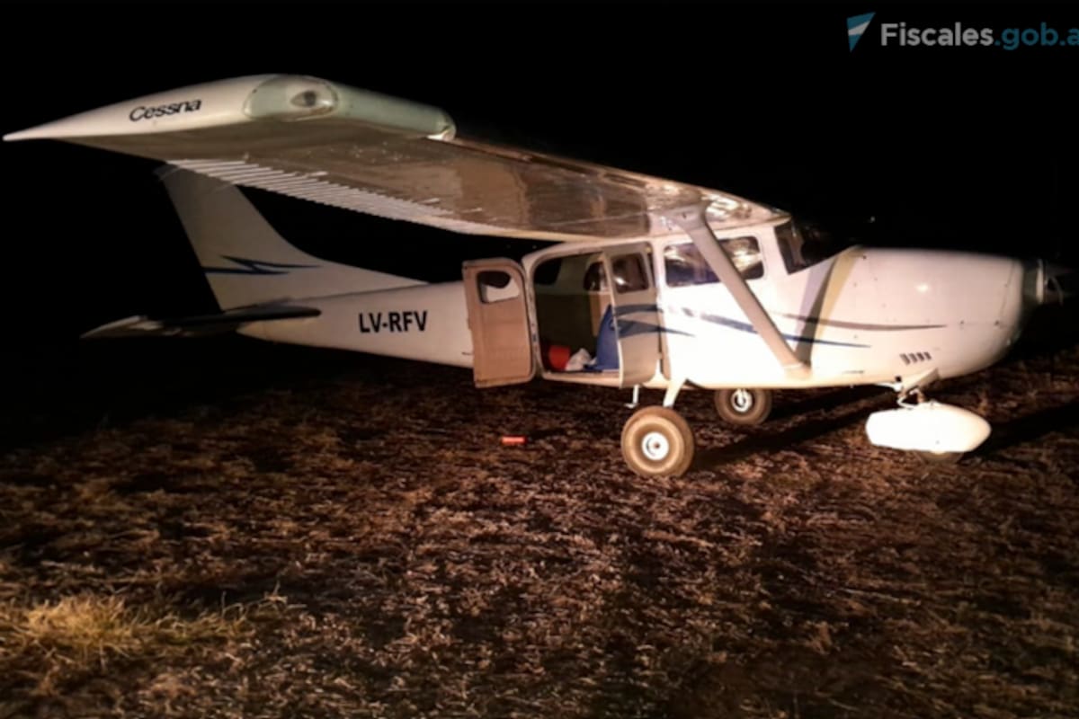 La avioneta Cessna aterrizó ilegalmente en un campo de la localidad rural santafesina de Estación Díaz