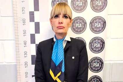 La azafata, Daniela Carbone