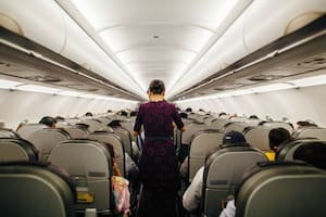 La azafata sufrió heridas leves, indicó la aerolínea All Nippon Airways; el vuelo se dirigía a Seattle