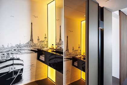 La bacha colgante es ‘Spectra solid’ de Dekton con terminación negro brillante