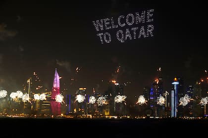La bahía de Doha quedó iluminada el sábado por la noche con fuegos artificiales, luces y drones. Un anticipo de lo que se verá hoy (AP Photo/Jon Gambrell)