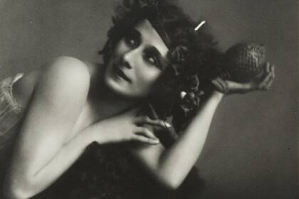 La bailarina Anna Pavlova, fotografiada en 1919 por Frans van Riel, en la muestra actual en la galería Van Riel