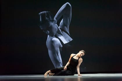La bailarina Antonella Zanutto durante un ensayo de la obra "Vertical", de Oscar Araiz, que se estrenará el próximo martes