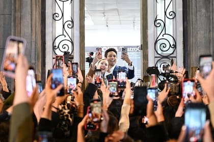 La bailarina argentina Marianela Núñez, con su partenaire en "Don Quijote", Patricio Revé, saluda al público que la esperaba anoche sobre la calle Cerrito, a la salida del Teatro Colón