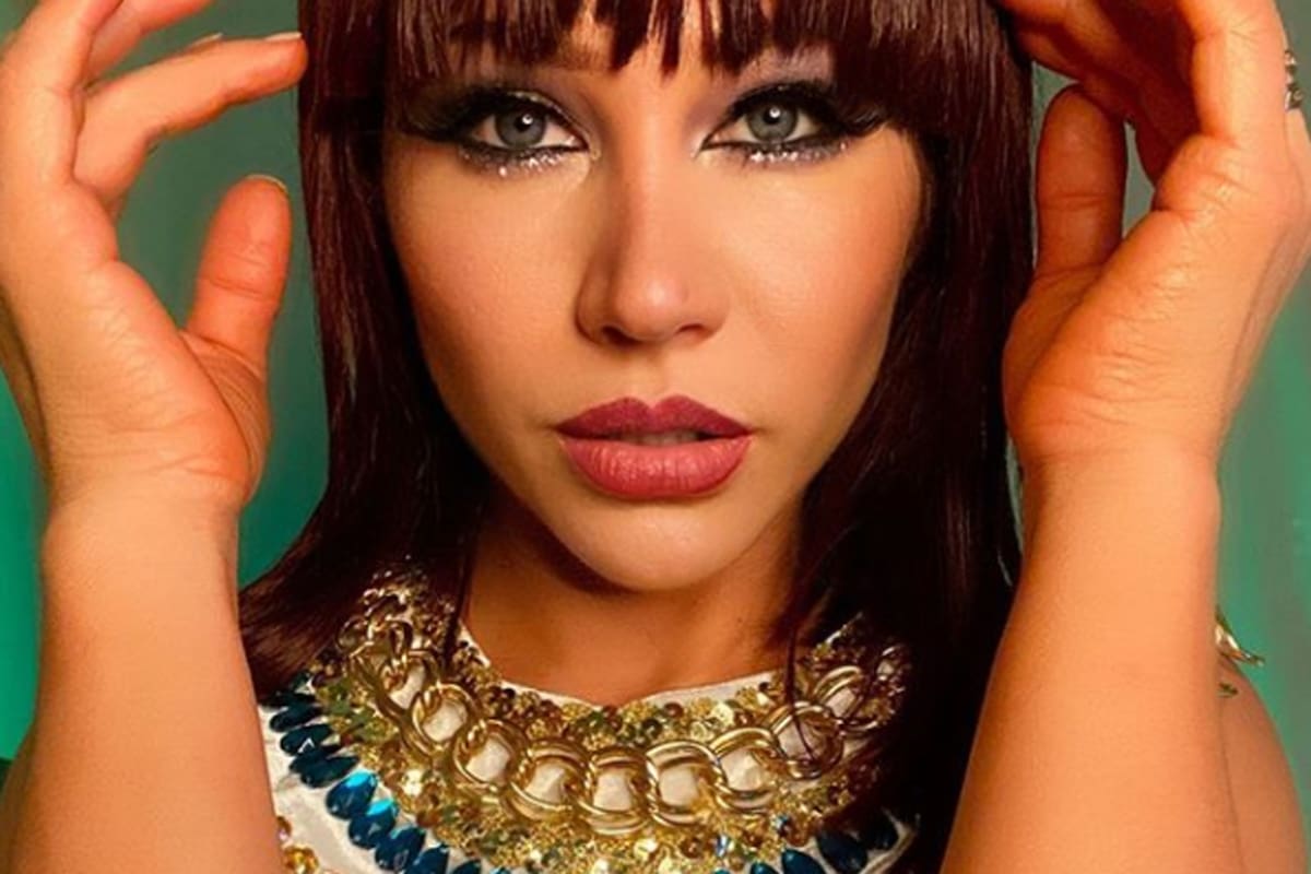 La bailarina posó con un look egipcio y despertó elogios y críticas