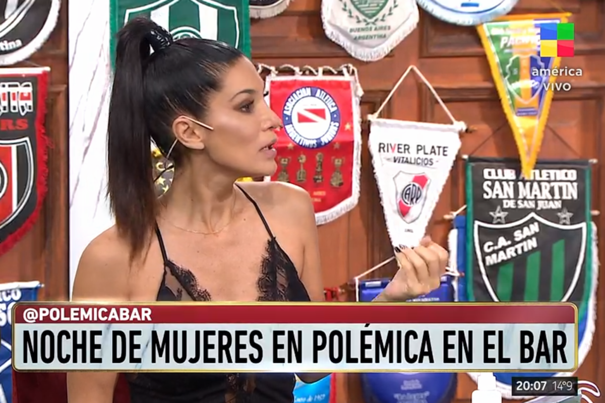 La bailarina Silvina Escudero mostró la técnica para hacer selfies de espalda en la noche de mujeres en Polémica en el bar
