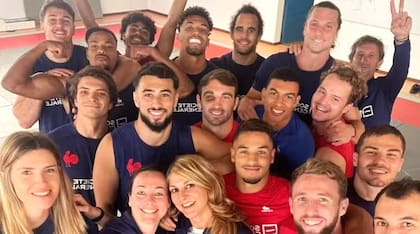 La bailarina y coreógrafa Laure Bontaz (abajo, en el centro), con la selección de Francia de rugby 7