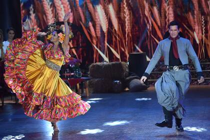 La bailarina y el actor fueron los encargados de abrir la ronda de folklore