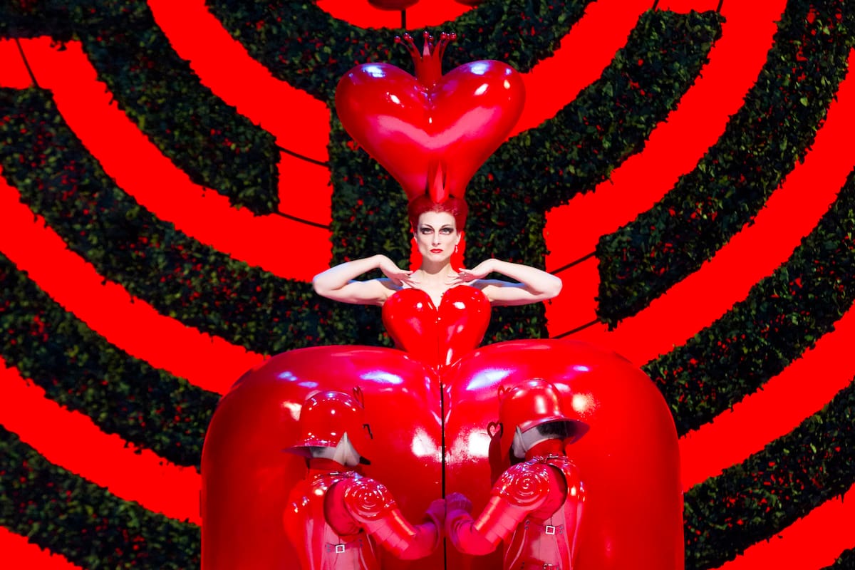 La bailarina Zenaida Yanowsky es la Reina de Corazones en la obra de Christopher Wheeldon del repertorio del Royal Ballet de Londres. Este voluminoso vestuario, diseño de Bob Crowley, se exhibe en la muestra del Victoria & Albert sobre "Alicia en el País de las Maravillas" que inaugura el fin de semana