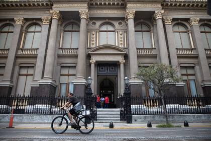 La baja de tasas de interés se da en un contexto de mayor liquidez en pesos