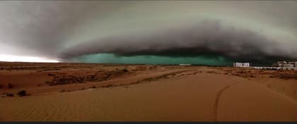 La baja presión atrajo mucha humedad del mar a la península arábiga.