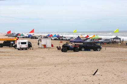 La bajada con los gazebos a la playa sigue activa