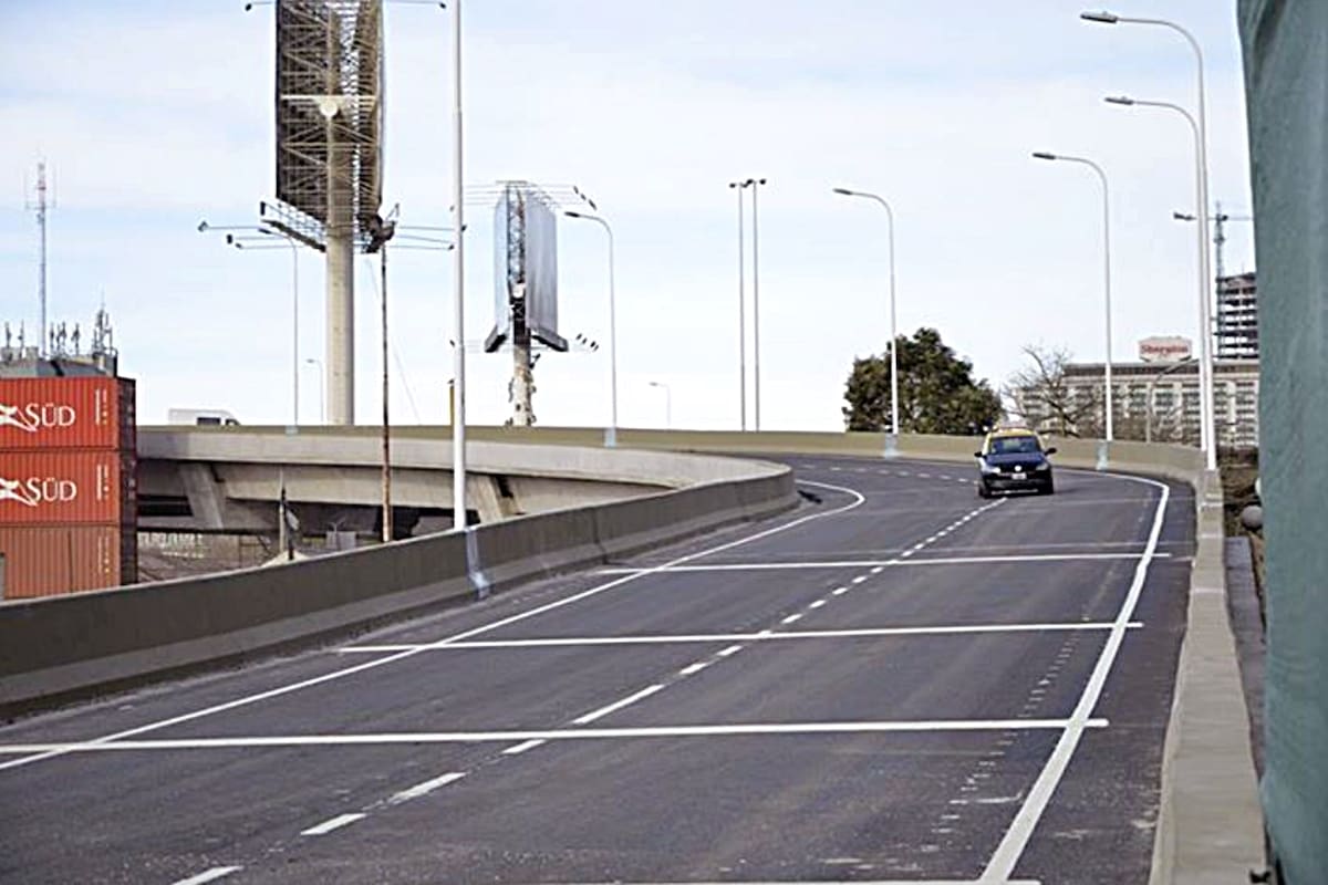 La bajada de la autopista Illia hacia la avenida Del Libertador fue inaugurada en junio de 2015 por Mauricio Macri y Gabriela Michetti
