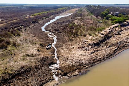 La bajante complica llegar navegando a la reserva, ya que en los canales donde antes había agua, hoy hay barro.