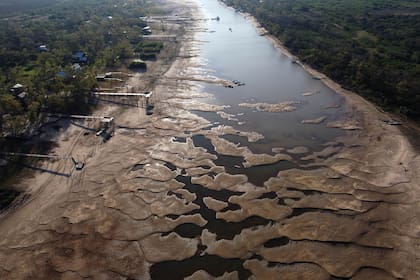 La bajante del Río Paraná genera problemas para Brasil, Paraguay y la Argentina.