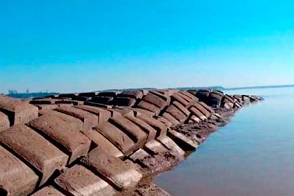 La bajante del Río Paraná volvió a dejar al descubierto la malla protectora del túnel subfluvial