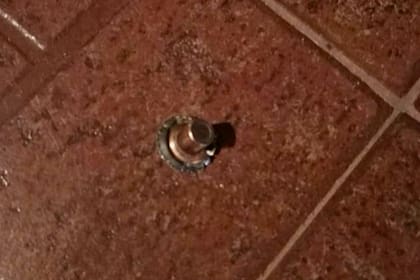 La bala quedó clavada en el patio de la familia de Los Cardales