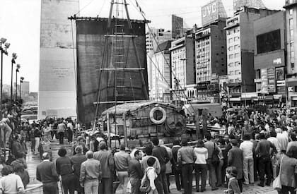 La balsa de expedición Atlantis en el Obelisco, pocos días después del fin de la expedición