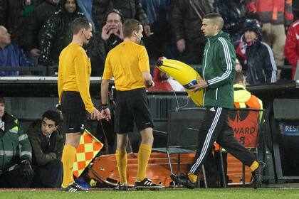 La banana que le tiraron a Gervinho en Rotterdam
