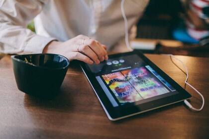 La banda ancha solo supera los 14 Mbps en Buenos Aires; a su vez, la red nacional tiene un tráfico sostenido de 380 Gbps impulsado por el streaming según el reporte CABASE Internet Index