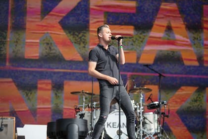 La banda británica volvió a juntarse luego de casi siete años de separación, editó nuevo disco y visitarpa la Argentina en noviembre; el compositor y tecladista, Tim Rice-Oxley, cuenta los detalles de esta reunión del grupo liderado por Tom Chaplin, a quien se lo ve cantando en la imagen en uno de s