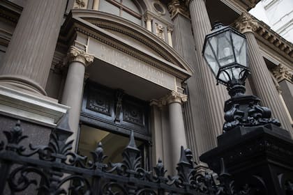 La banda cambiaria determina si el BCRA debe intervenir el mercado cambiario