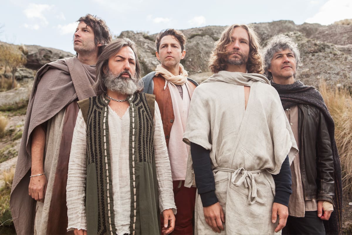 La banda de Adrián Dárgelos estrenó un nuevo adelanto de Discutible, su próximo disco