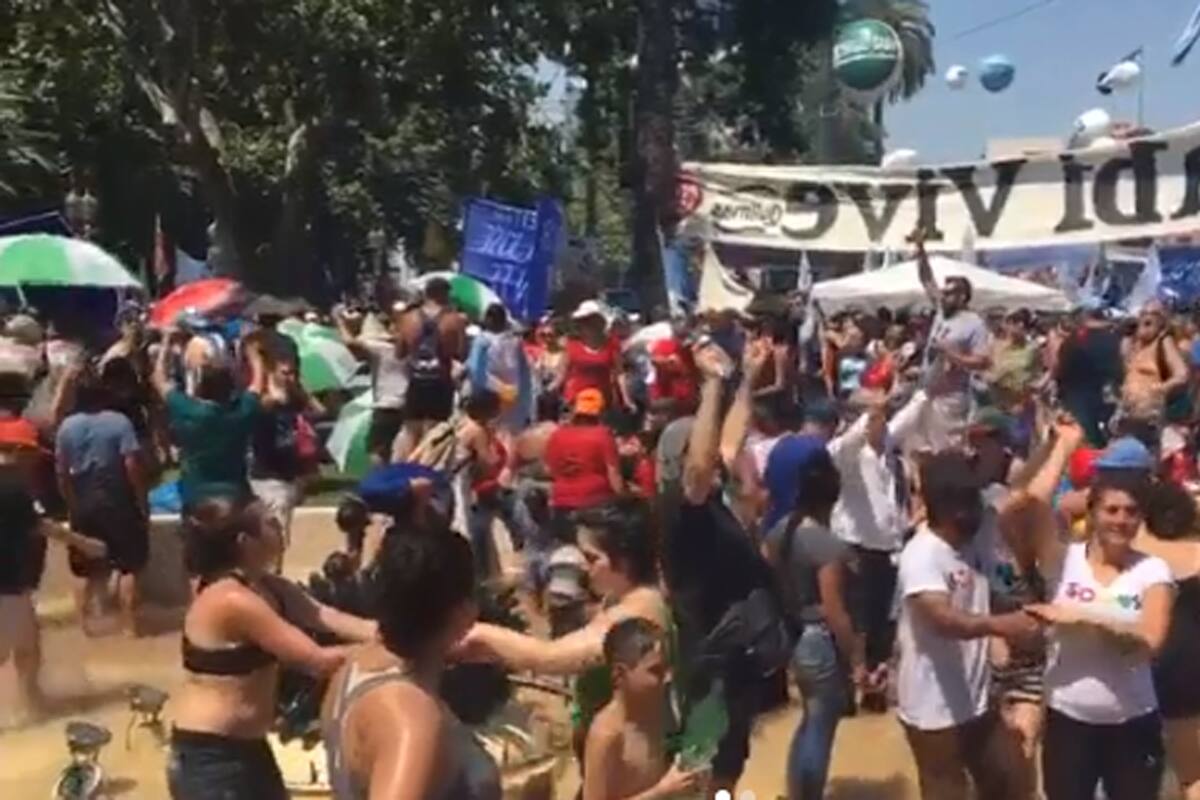 La banda de cumbia Sudor Marika se volvió viral con su presentación
