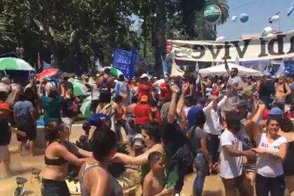 La banda de cumbia Sudor Marika se volvió viral con su presentación