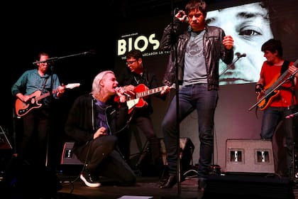La banda de Gustavo Cerati con Benito en el Teatro Sony