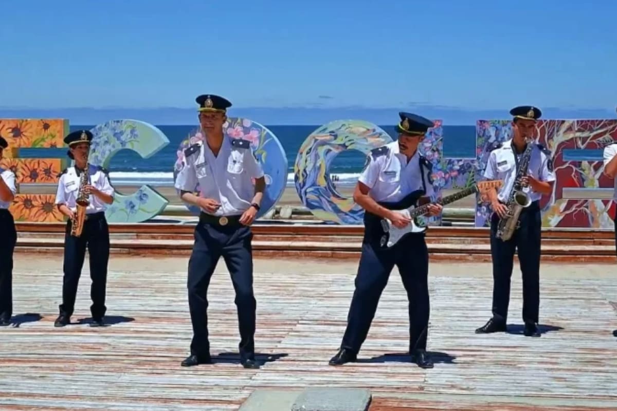 La banda de la policía bonaerense durante la última presentación del operativo de seguridad en playas