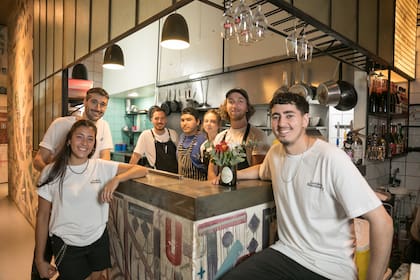 La banda de Lardo: Juani Colloca y Martín Rodríguez, (encargados), Martín Ruiz Filei, Tincho Tuñón, Lu Vazzana, Tomi Paterson y Emi (cocina) y Sofi (salón).