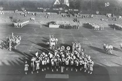 La banda de mujeres de Alpargatas llegó a tener unas 45 integrantes, aquí tocando en el Colegio Militar de la Nación