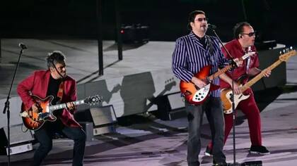 La banda de rock chilena Los Tres incorporó la cueca en su repertorio, acercándola a los jóvenes