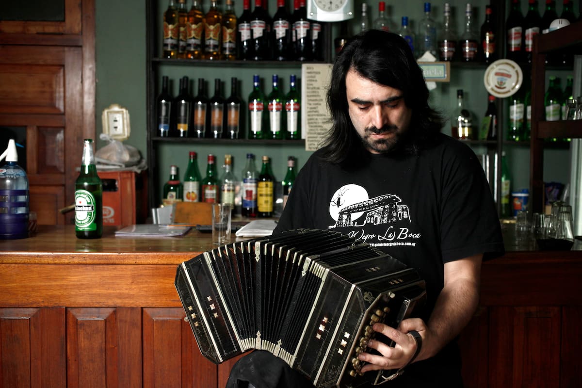 La banda de tango Quinteto Negro la Boca presenta su nuevo proyecto Cruces urbanos en La Trastienda donde convive el punk, la cumbia, el folklore y el reggae