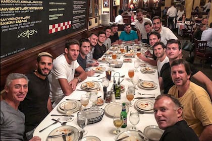 La banda del salamín: los 14 amigos de Juan