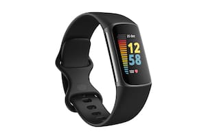 La banda deportiva de Fitibit suma una pantalla AMOLED a color, una mejora que permite ofrecer un mayor brillo y visibilidad al aire libre