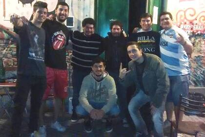 La banda, en una previa de un show, la semana pasada. Rodríguez es el de la derecha con la remera de los Pumas