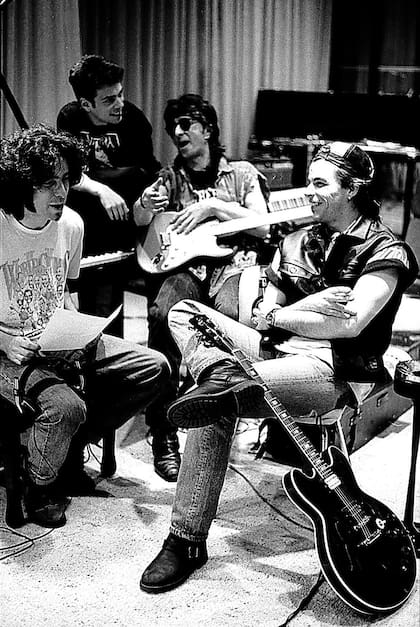 La banda en una sesión de Sin Documentos. "Fue la primera grabación que hicimos en nuestras vidas con cierto rigor, cierta disciplina y sin sustancias", dice Ariel Rot