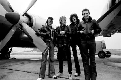 La banda frente a su propio avión para las giras, un Bristol Britannia de cuatro motores turbohélice. “En esa época todas las bandas tenían su aeronave. Queen no necesitaba tener una, pero era una cuestión de practicidad y para evitar el desgaste entre ellos”