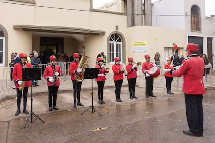 La banda infantojuvenil de Ramallo rindió su homenaje dentro y fuera de la parroquia. Luego, la viuda los saludó uno por uno para agradecerles el gesto.