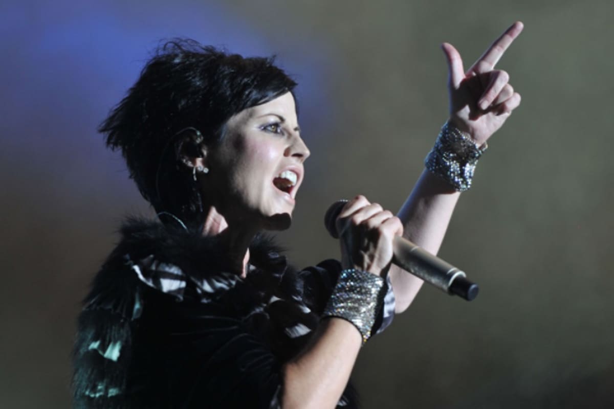 La banda irlandesa lanzará el año próximo un álbum con la voz de la mítica vocalista