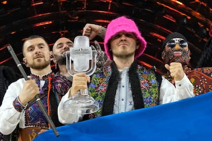 La banda Kalush Orchestra, de Ucrania, festeja su triunfo en la Gran Final del Concurso de Canto de Eurovision en la arena Palaolimpica en Turín, Italia, el sábado 14 de mayo de 2022. (AP Foto/Luca Bruno)