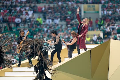 La banda mexicana de pop rock Maná se presenta antes del inicio del partido de fútbol del Grupo A de la Copa Mundial entre México y Sudáfrica en la Ciudad de México