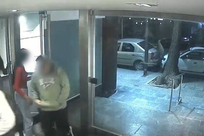 La banda quedó grabada en las cámaras de seguridad