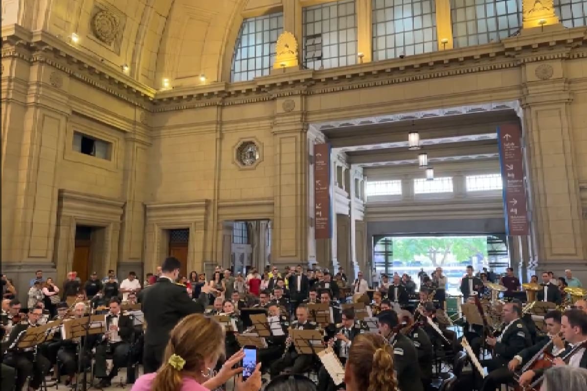 La banda sinfónica de Gendarmería tocó “Bohemian Rhapsody” en la estación de Constitución
