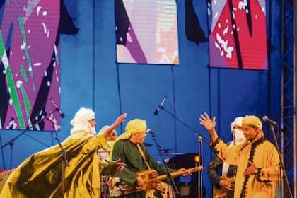 La banda toca con su vestimenta tradicional