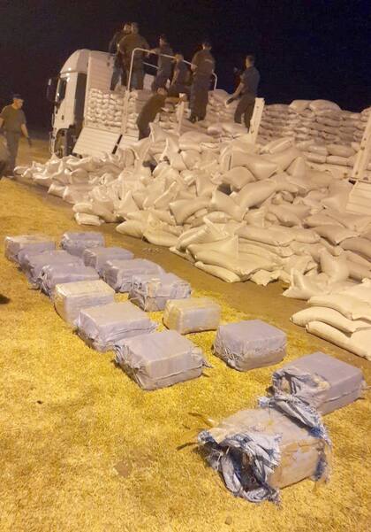 la banda usaba camiones para llevar la cocaína hasta el Mercado Central oculta en cargamentos de porotos