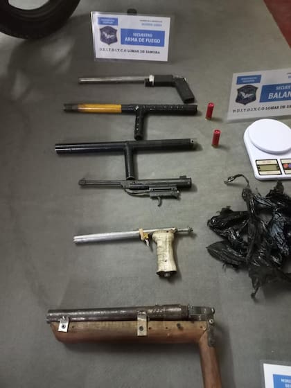 La banda usaba varias armas de fabricación casera